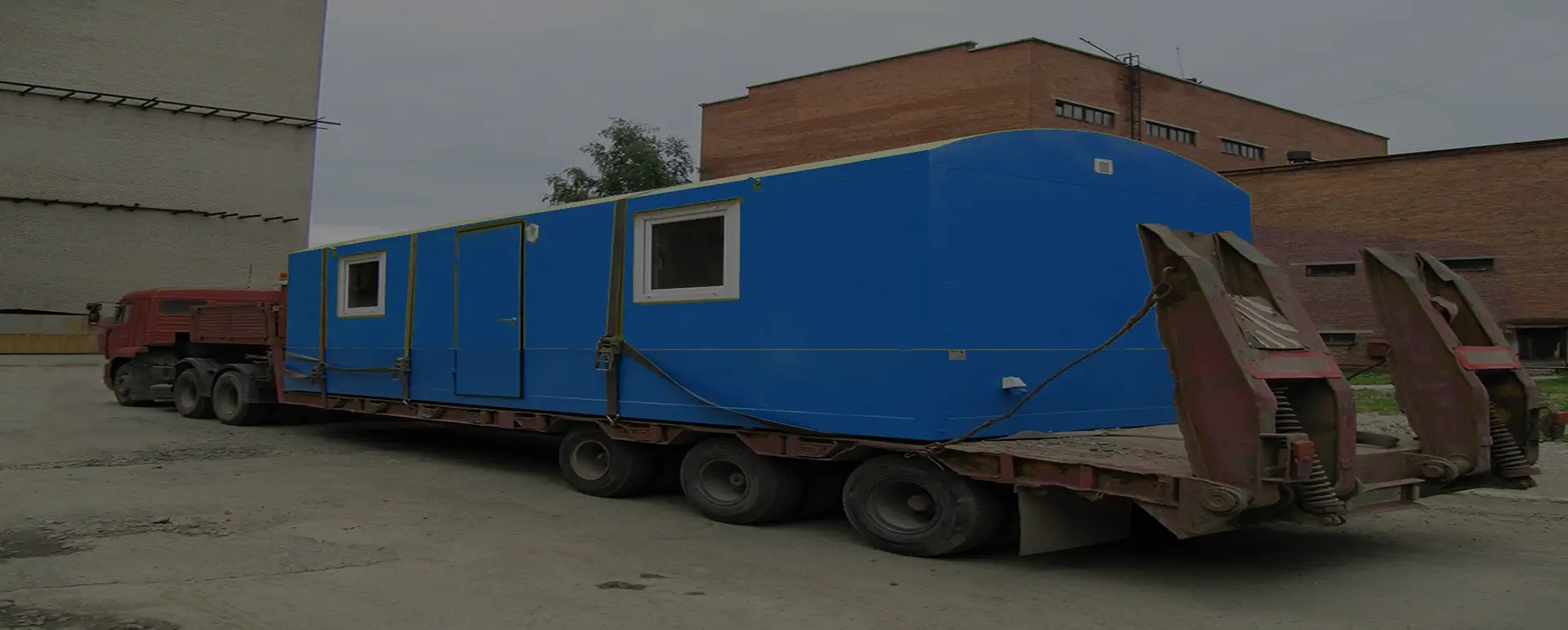 Заказать безопасную и качественную перевозку вагон домов и блок комнат по России из Туринской Слободы специализированными низкорамными тралами